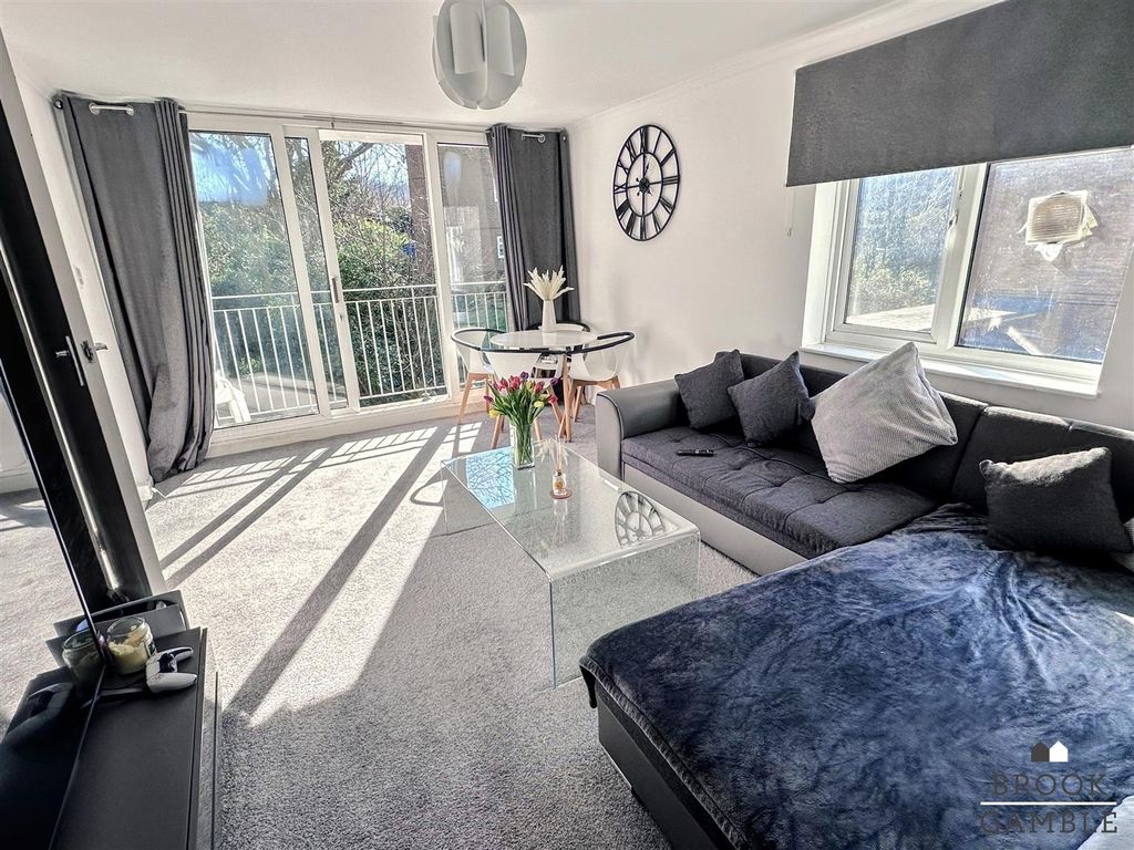 Property photo 3 of 14 01323 438506