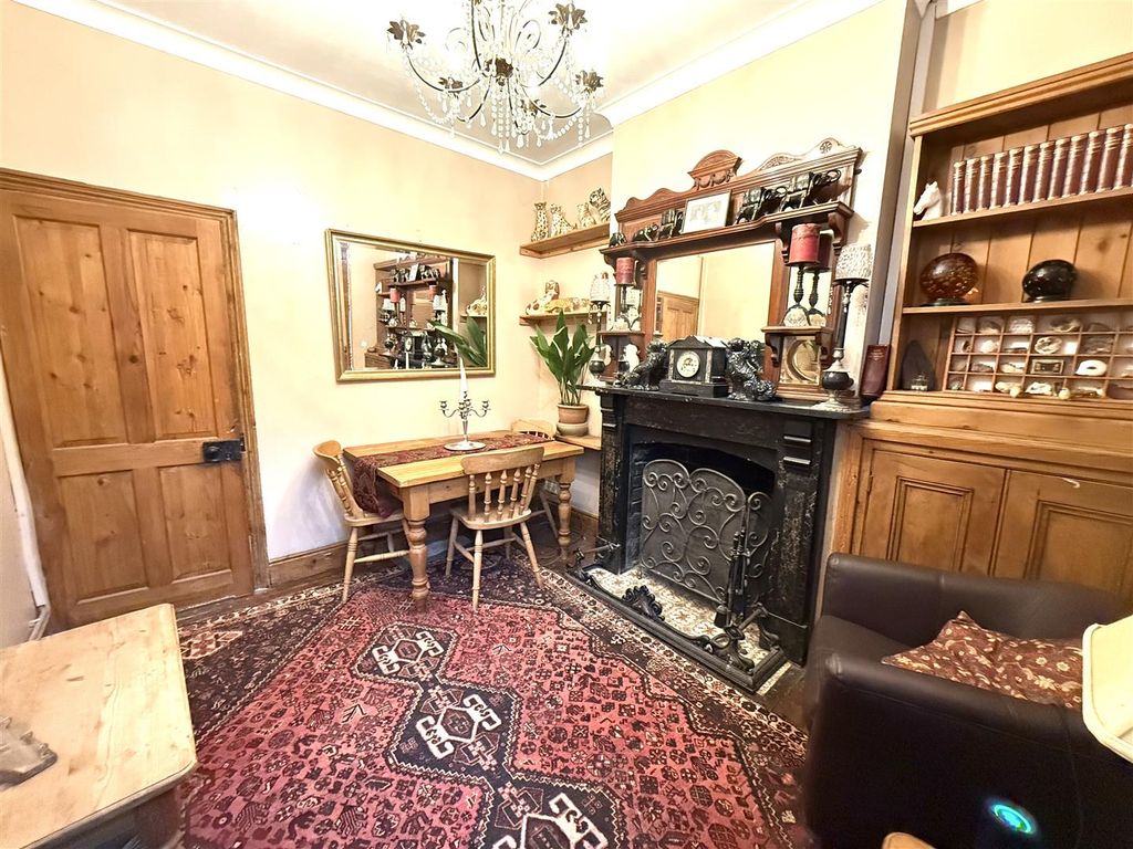 Property photo 3 of 16 40 Arch Street Lounge 2.Jpeg