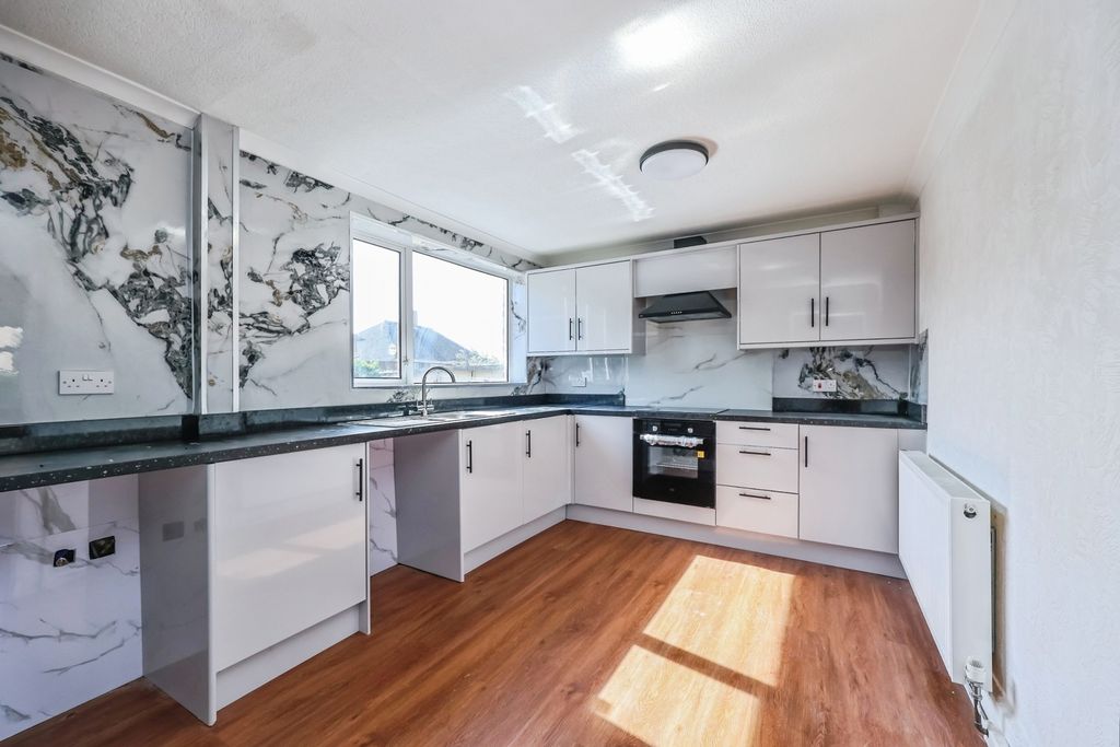 Property photo 2 of 17 Fitted Kitchen