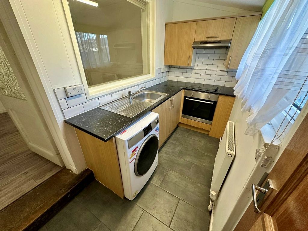 Property photo 3 of 10 Kitchen