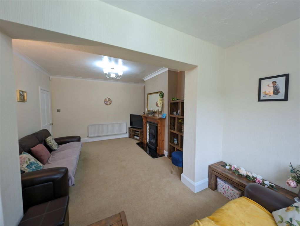 Property photo 3 of 12 Lounge