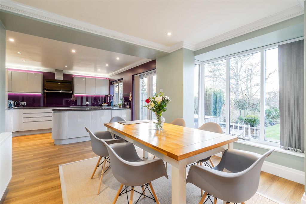 Property photo 3 of 21 87 Earlswood Common_22.Jpg