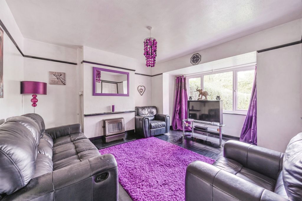 Property photo 3 of 18 Lounge: