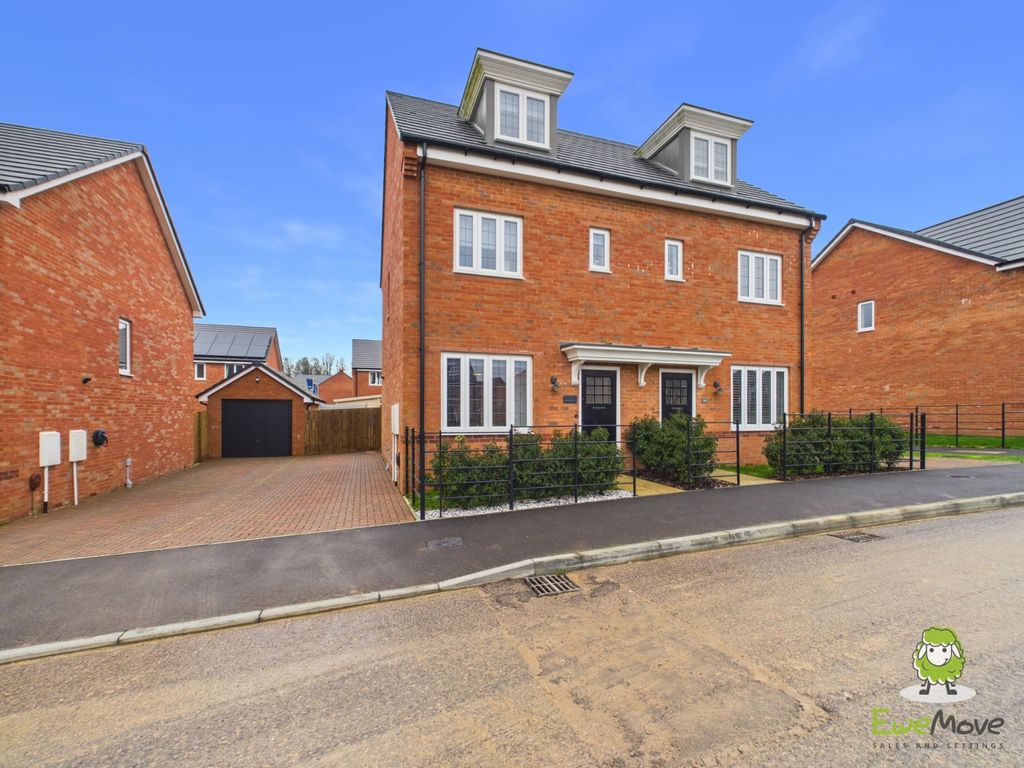 Property photo 1 of 32 16 Greenkeepers Avenue - Front