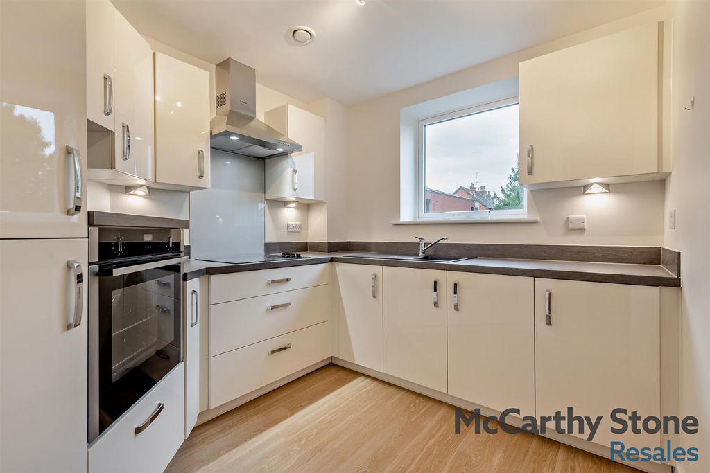 Property photo 3 of 32 8669305-Interior16-800.Jpg