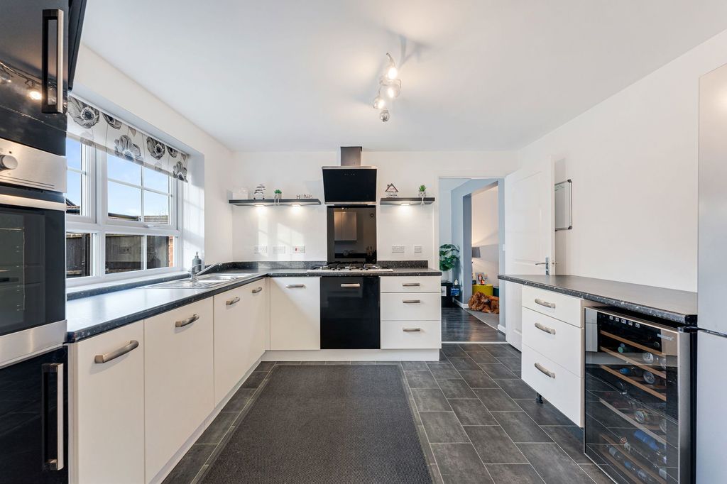 Property photo 3 of 21