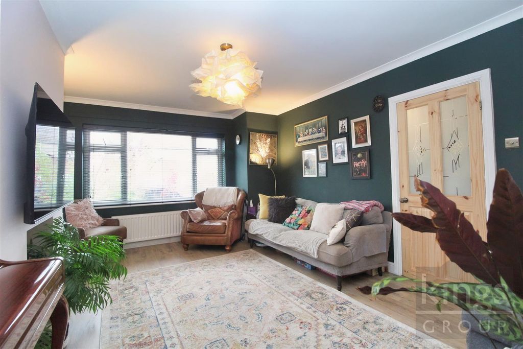 Property photo 3 of 14 Lounge