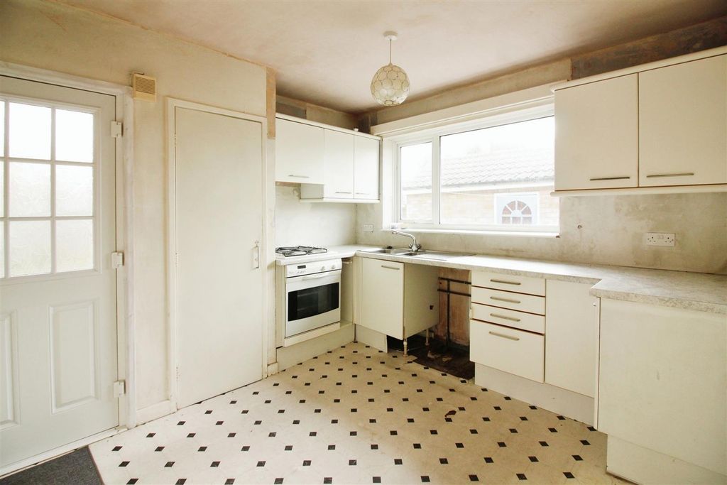 Property photo 3 of 12 Kitchen