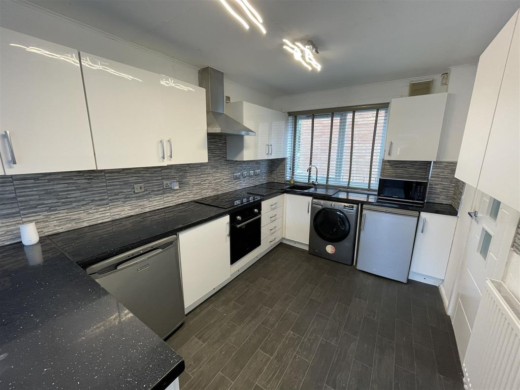 Property photo 3 of 11 Kitchen