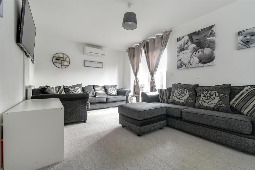 Property photo 3 of 25 Lounge