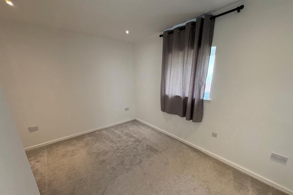Property photo 3 of 8 Bed 2