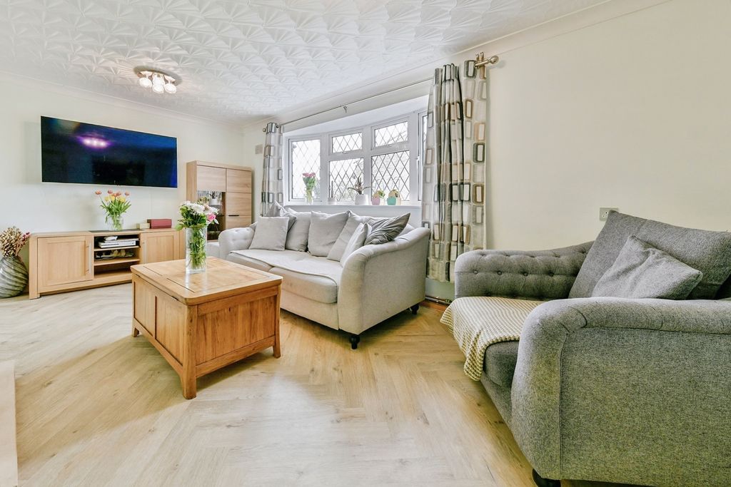 Property photo 3 of 18 Lounge