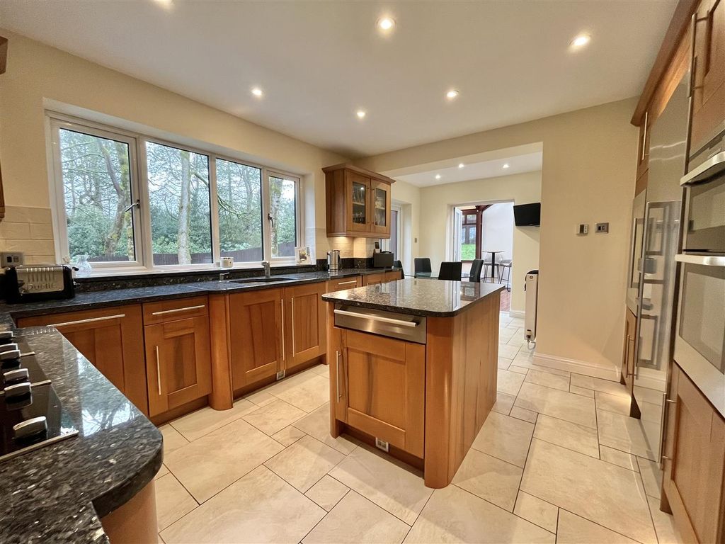Property photo 3 of 25 Breakfast Kitchen