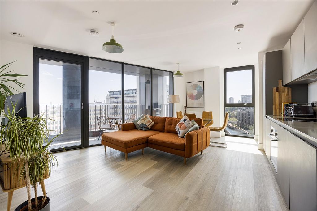Property photo 2 of 30 Marshgate Lane, E15