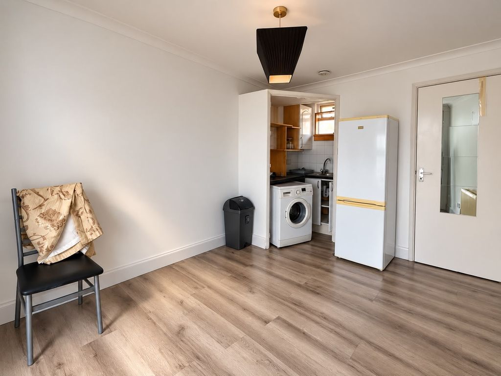 Property photo 2 of 3 Studio