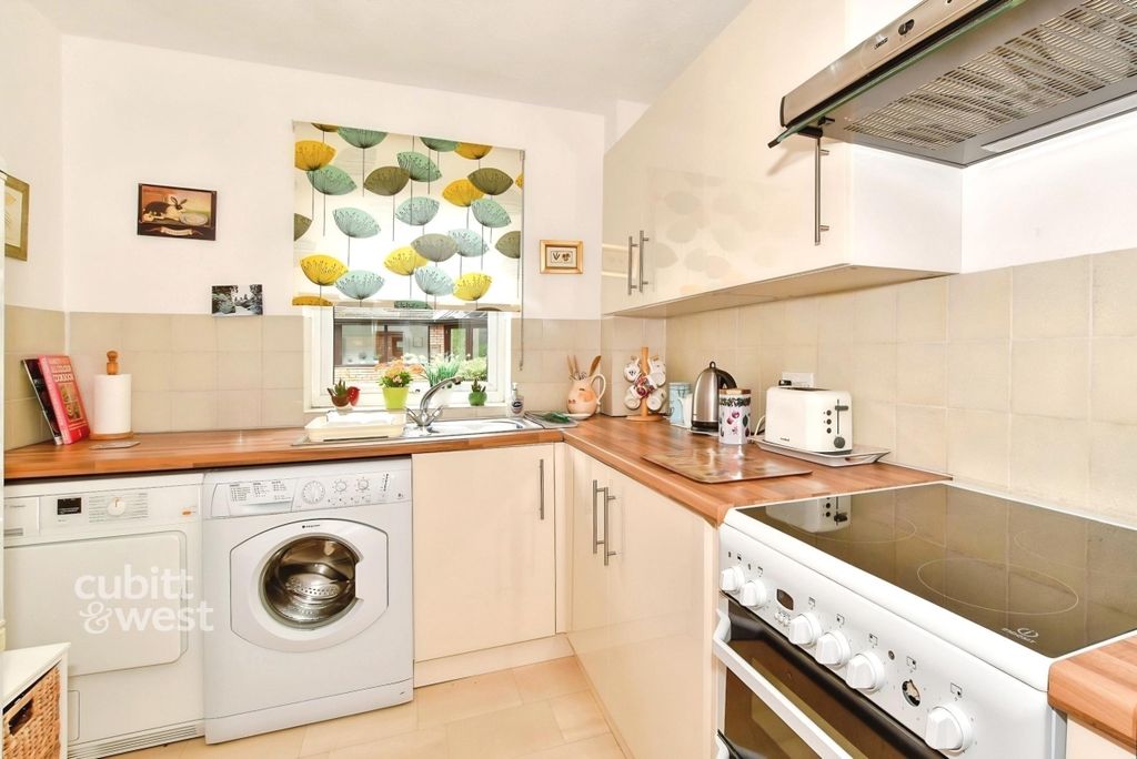 Property photo 2 of 9 Kitchen