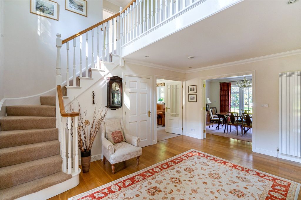 Property photo 3 of 18 Entrance Hall