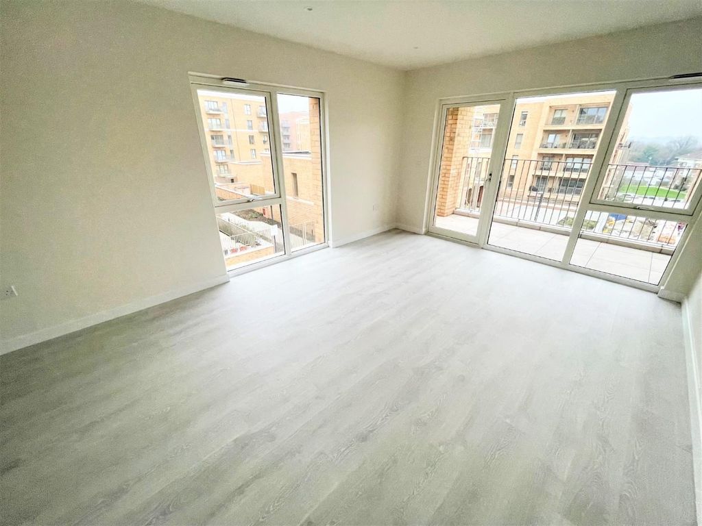 Property photo 3 of 11 Living.Jpg