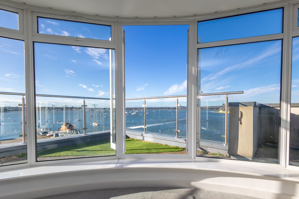 Property photo 2 of 15 R6M_0483