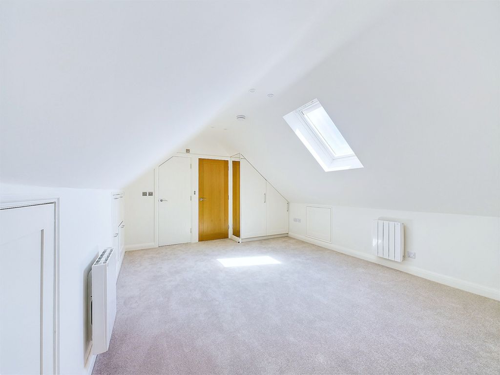 Property photo 3 of 11 60000232-Hr-9