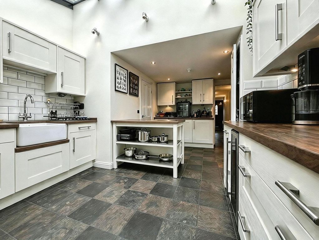Property photo 3 of 18 Kitchen