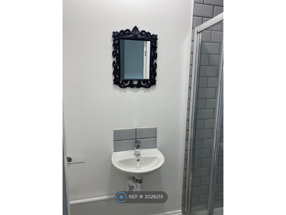 Property photo 3 of 19 Room 3 Ensuite