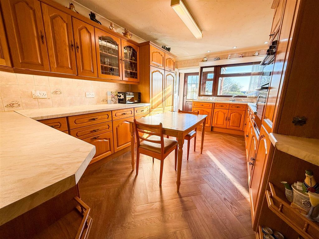 Property photo 3 of 23 Kitchen/Diner