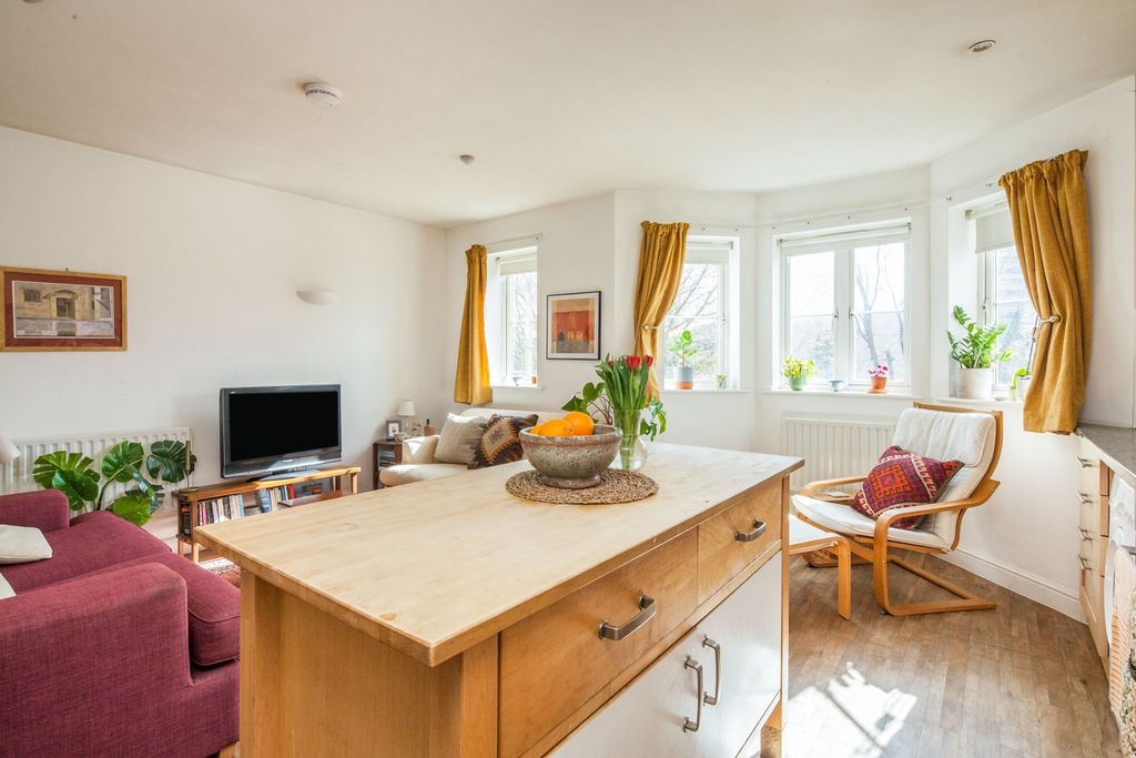 Property photo 3 of 11 836d0017-090F-F01...