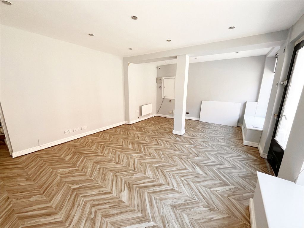 Property photo 3 of 10 Picture No. 02