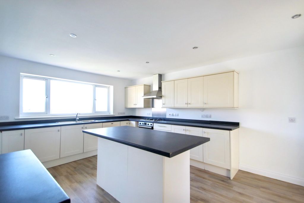 Property photo 2 of 29 Kitchen