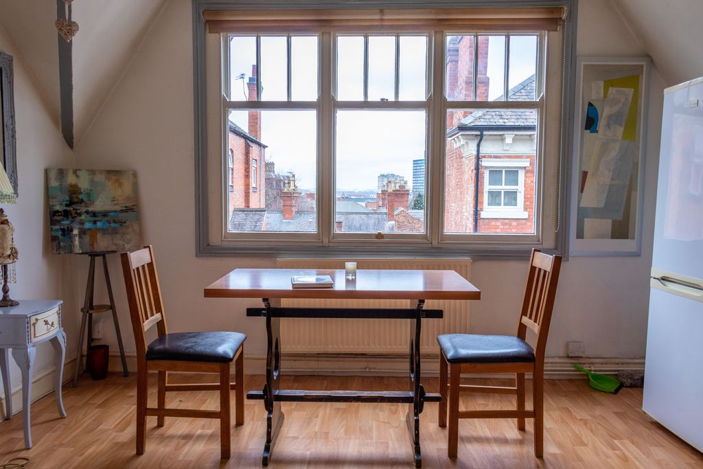 Property photo 1 of 2 Modern Living