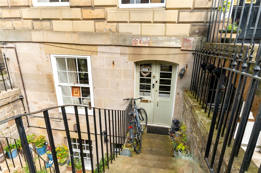 Property photo 2 of 11 Main Door