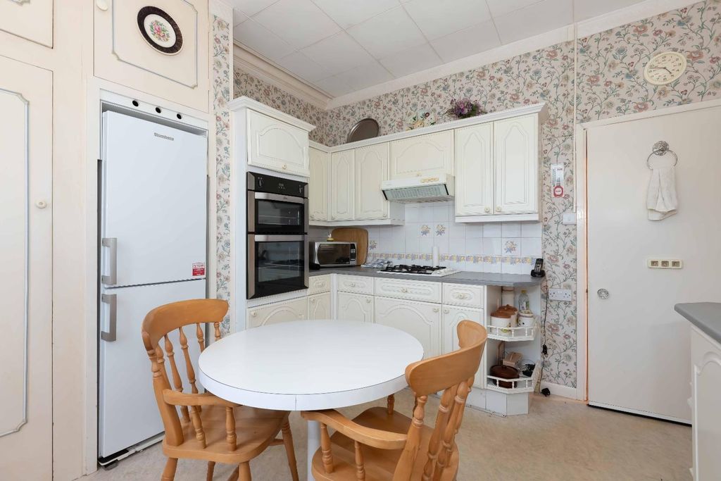 Property photo 3 of 11 Wilbury Gardens_4.Jpg