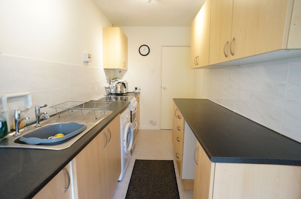 Property photo 3 of 10 Kitchen