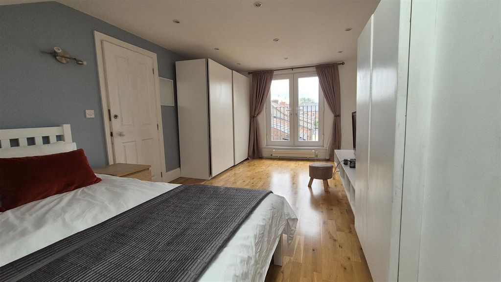 Property photo 3 of 15 2nd Floor Double Bedroom
