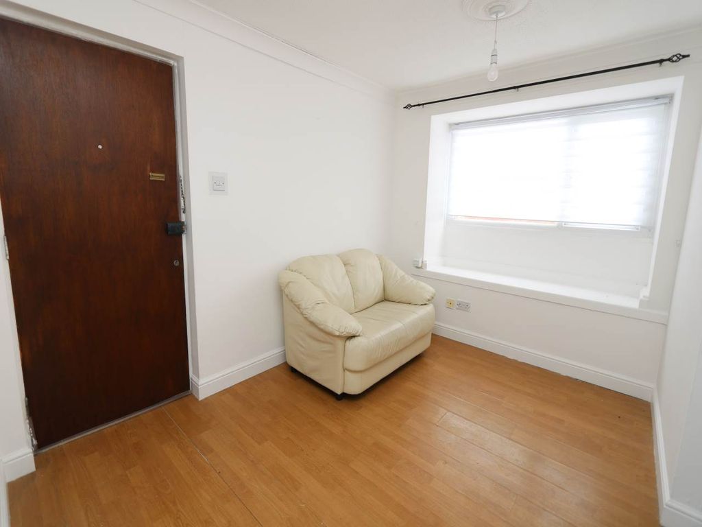 Property photo 2 of 9 Living Area i