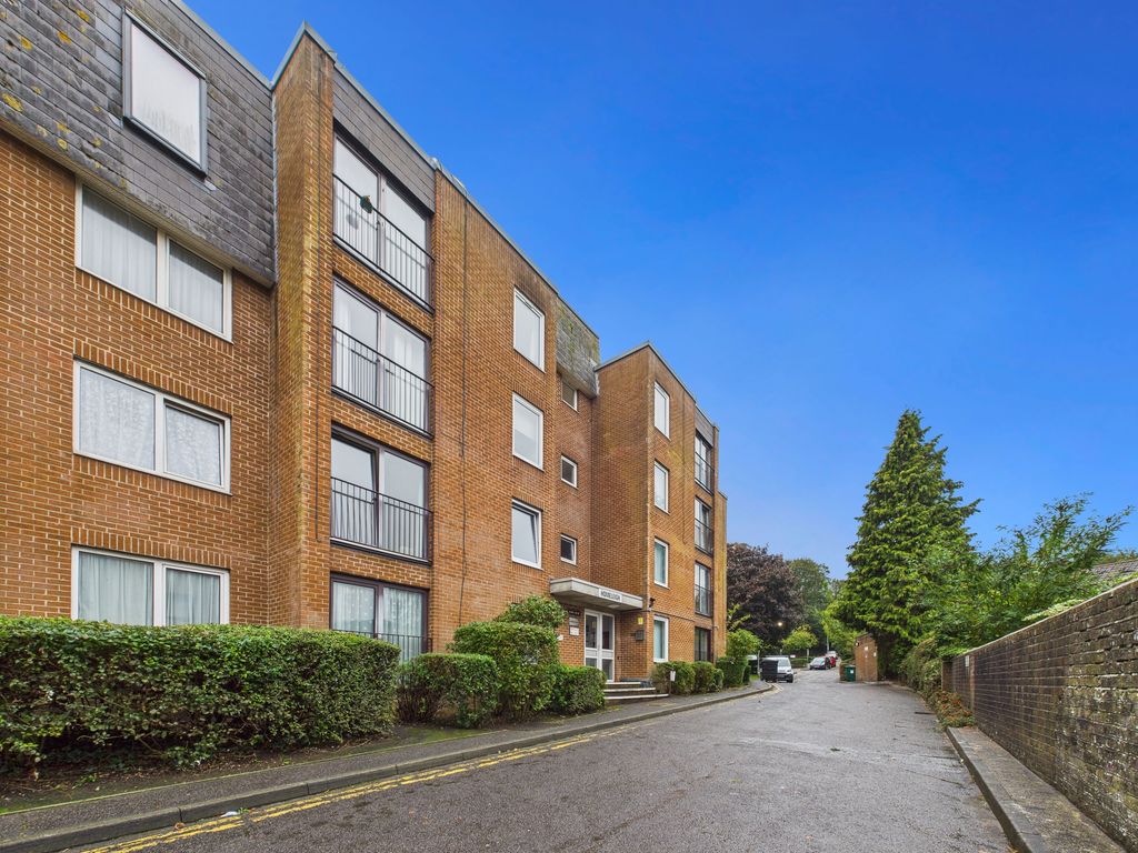 Property photo 1 of 8 Cam03987G0-Pr0235-Still006