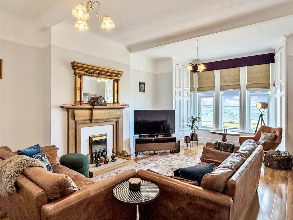 Property photo 3 of 31 Living Room