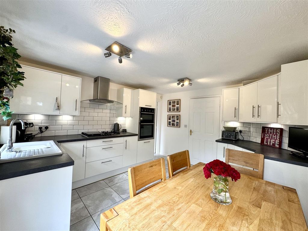 Property photo 3 of 27 Kitchen