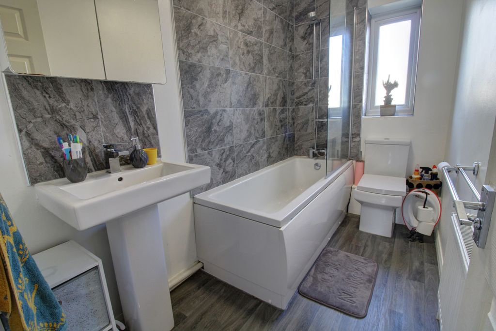 Property photo 2 of 14 Bathroom