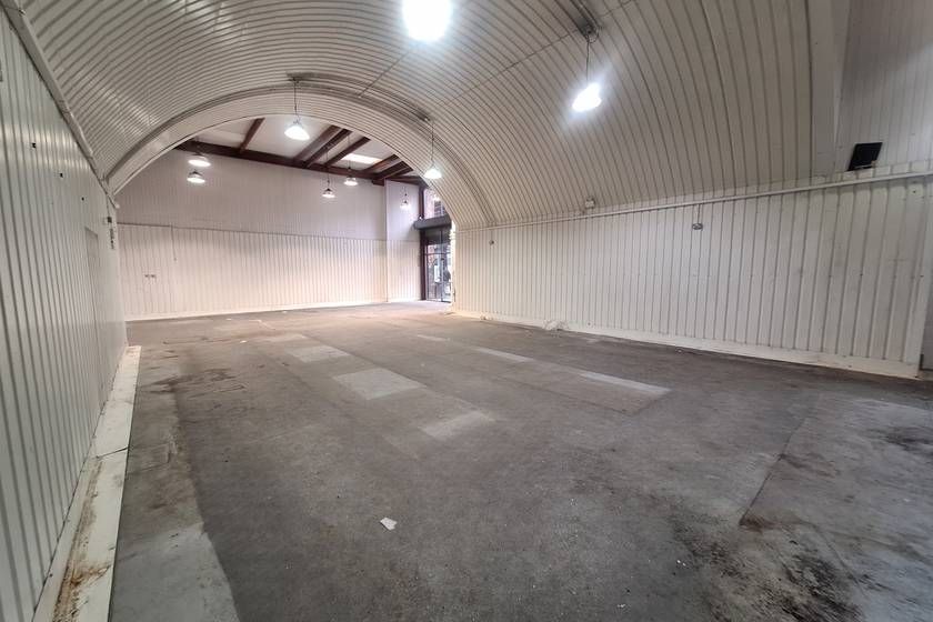 Property photo 1 of 6 An Empty Arch With White Lining