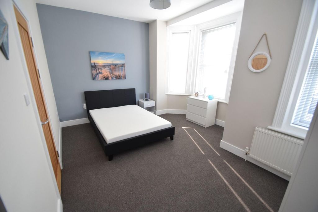 Property photo 3 of 11 72 Langney Road Bed1.Jpg