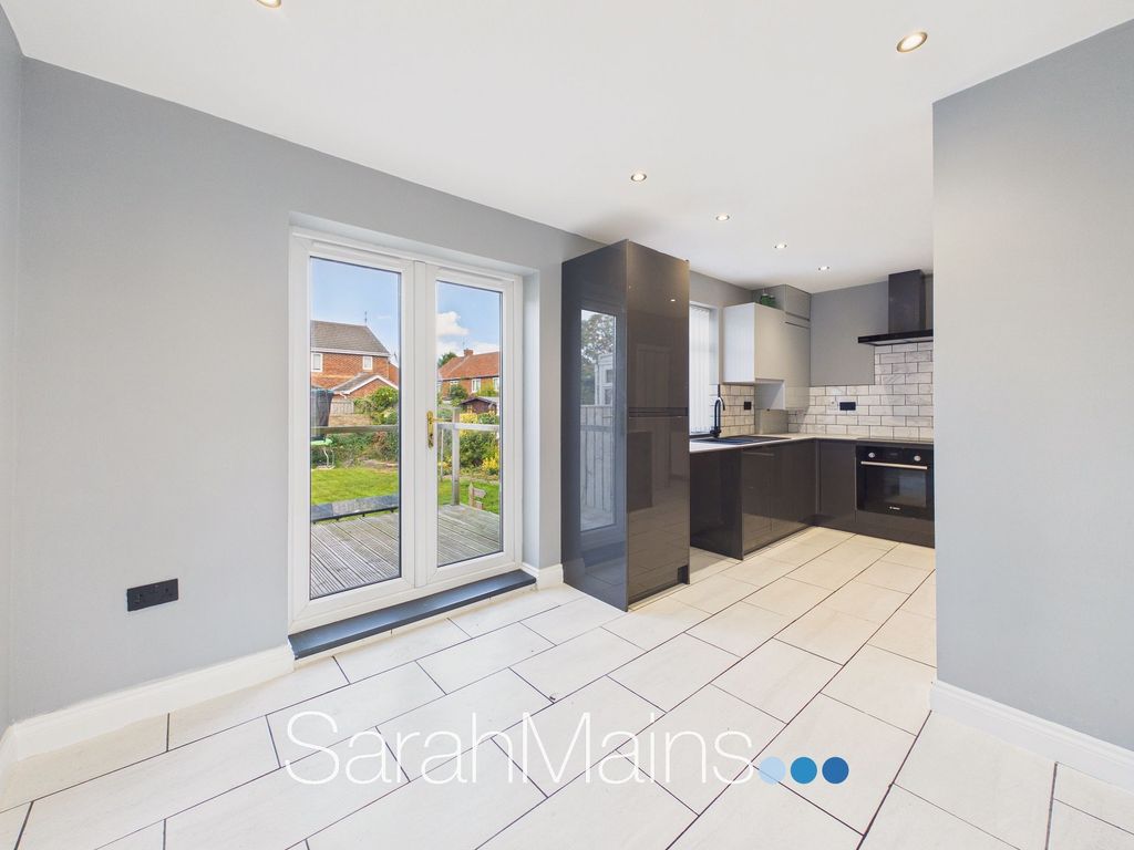 Property photo 2 of 11 Dining Kitchen