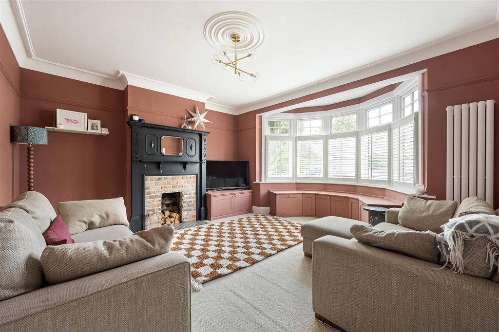 Property photo 2 of 48 Buckingham Road, E11
