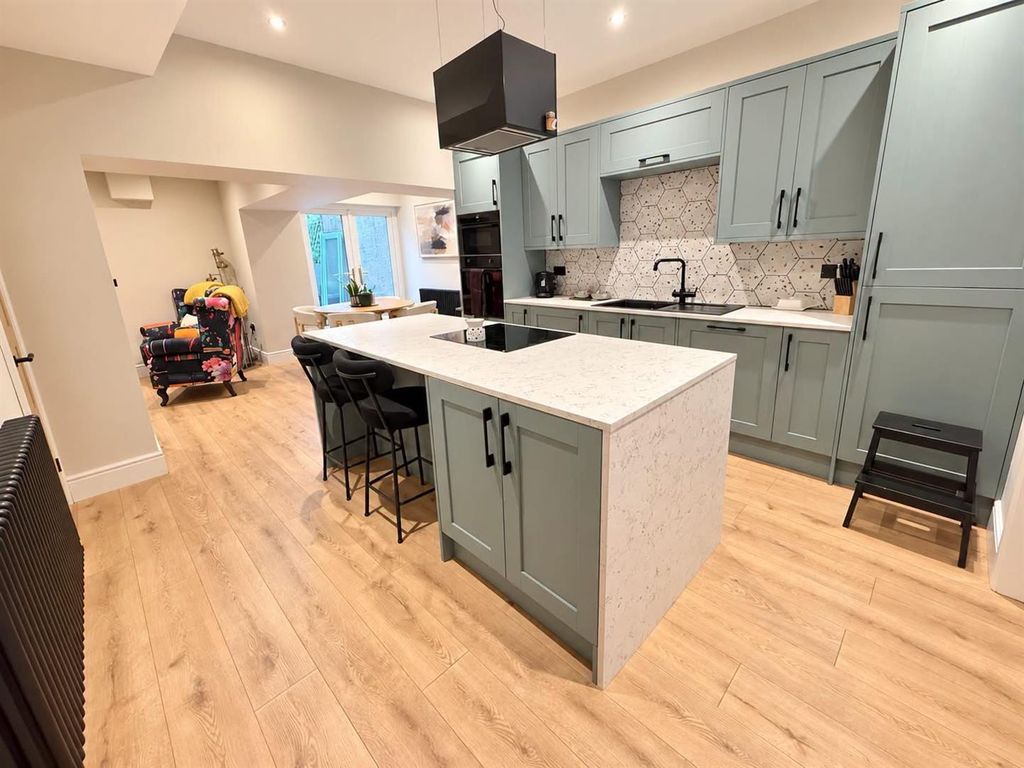 Property photo 2 of 30