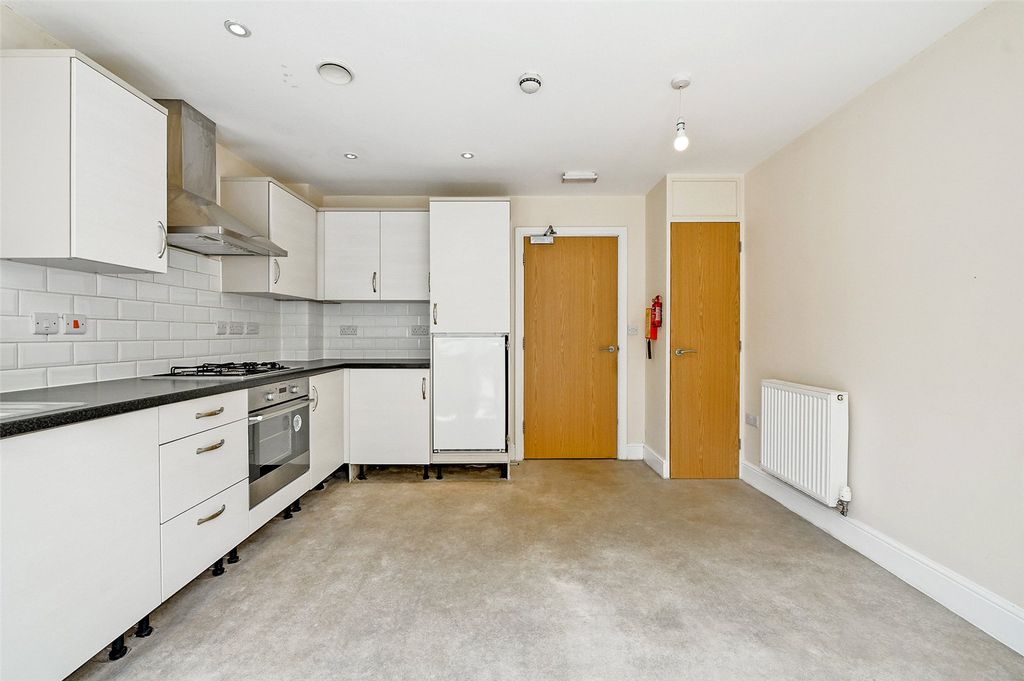 Property photo 3 of 11 Kitchen