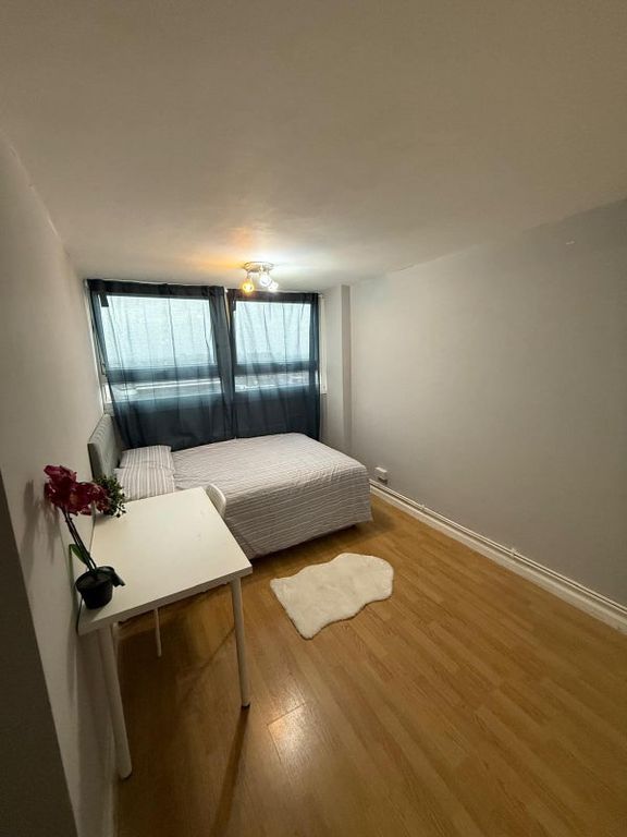 Property photo 3 of 12 Room 3- £700 Available Now