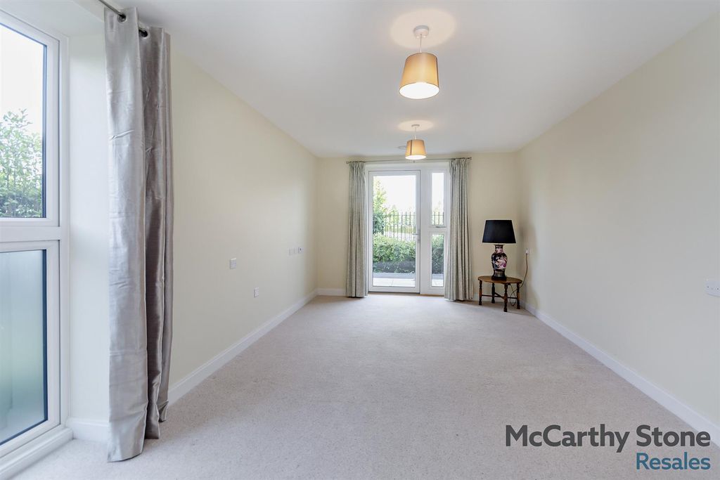 Property photo 3 of 12 Lounge