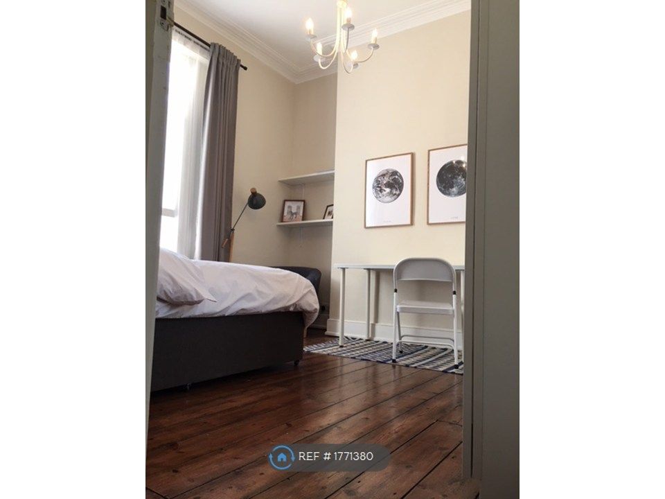 Property photo 1 of 13 Desk, Chair, Window