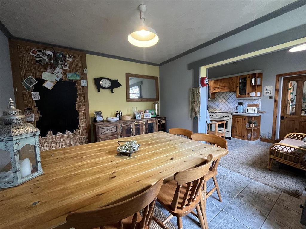 Property photo 3 of 19 Kitchen